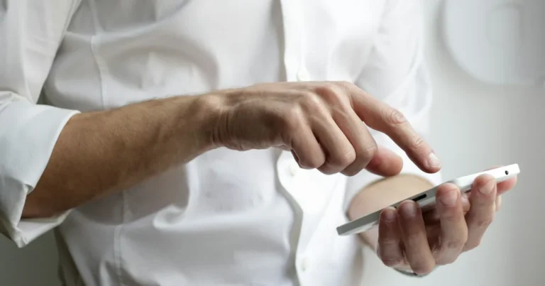 スマートフォンを操作している人の手元