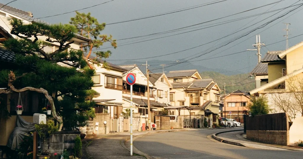 日本の住宅街の道路と、並んだ戸建て住宅