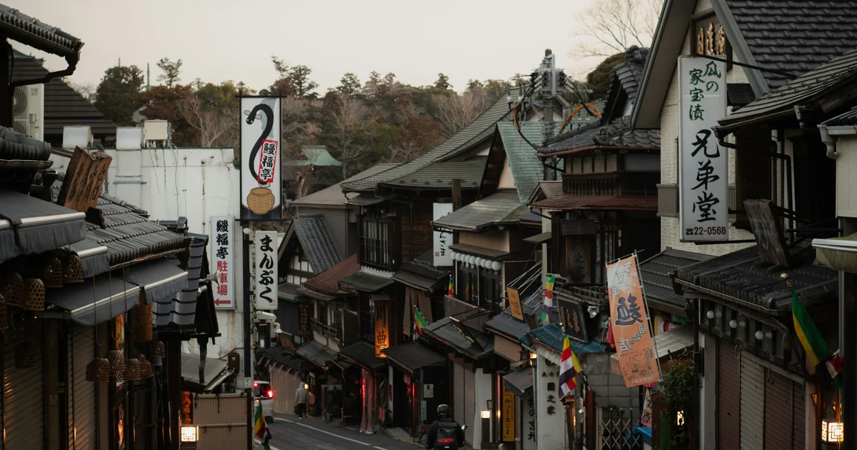 日本の商店街の街並み
