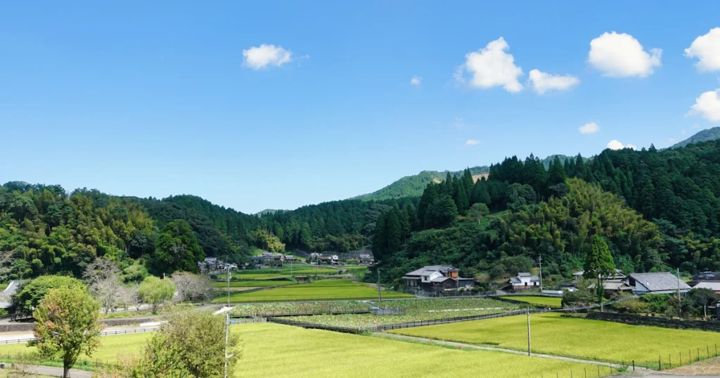 緑の田園と山あいの日本の集落