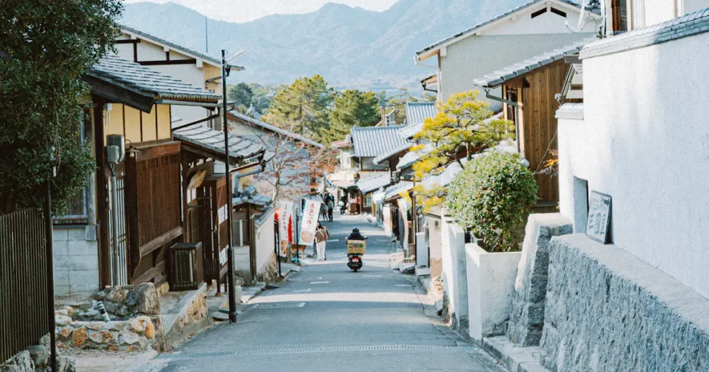 山あいの日本の住宅街の坂道と奥に見える山並み