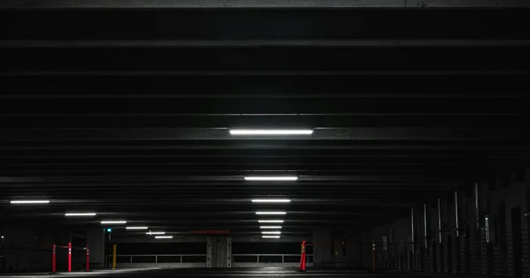夜間照明が点灯した無人の立体駐車場