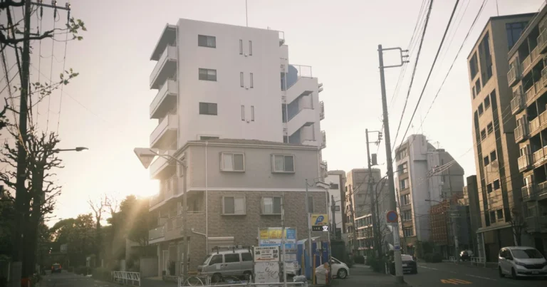 夕方の東京の住宅街と低層の集合住宅