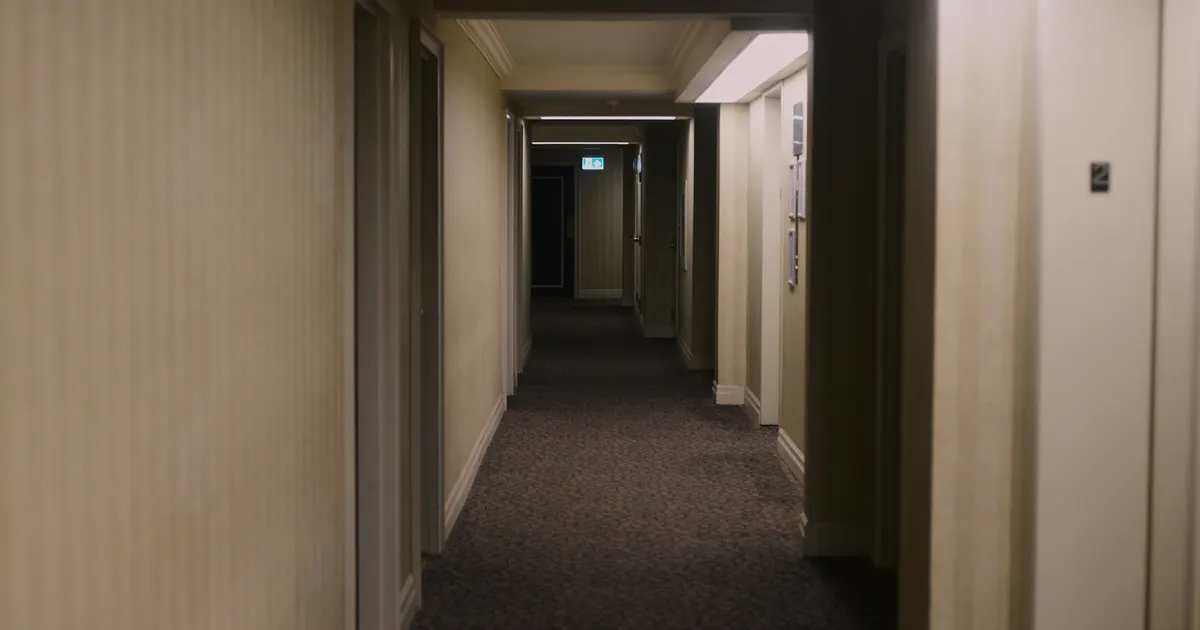 集合住宅の無人の共用廊下