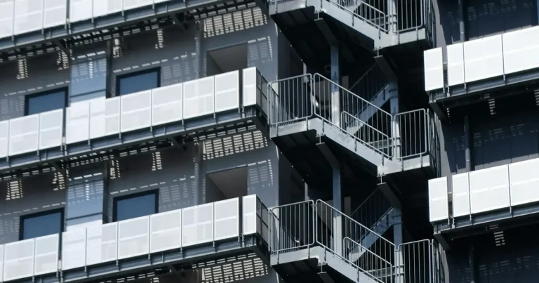 外階段とバルコニーがある日本の集合住宅外観