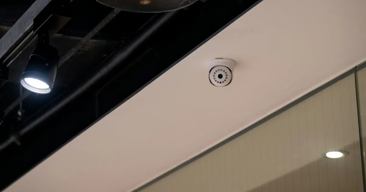 天井に設置されたドーム型防犯カメラ